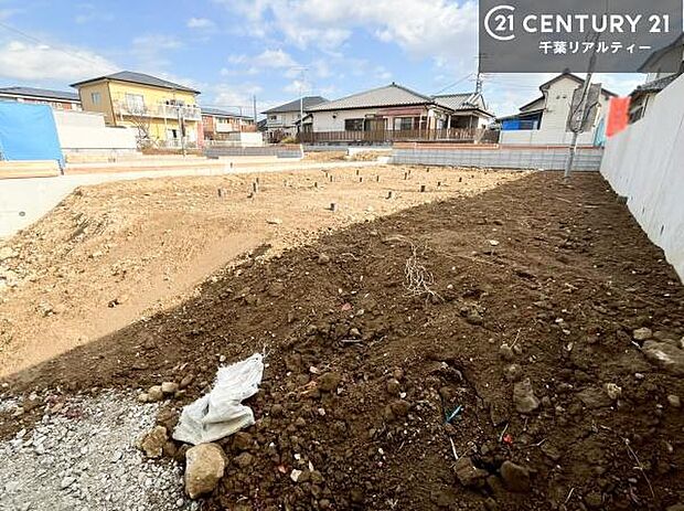 現在建築中。完成後は明るく開放的なリビングや最新設備のキッチンなど快適な空間が広がります。未完成だからこそ“新しい暮らし”への期待が高まる住まい。今しか見られない建築中の様子も必見です。