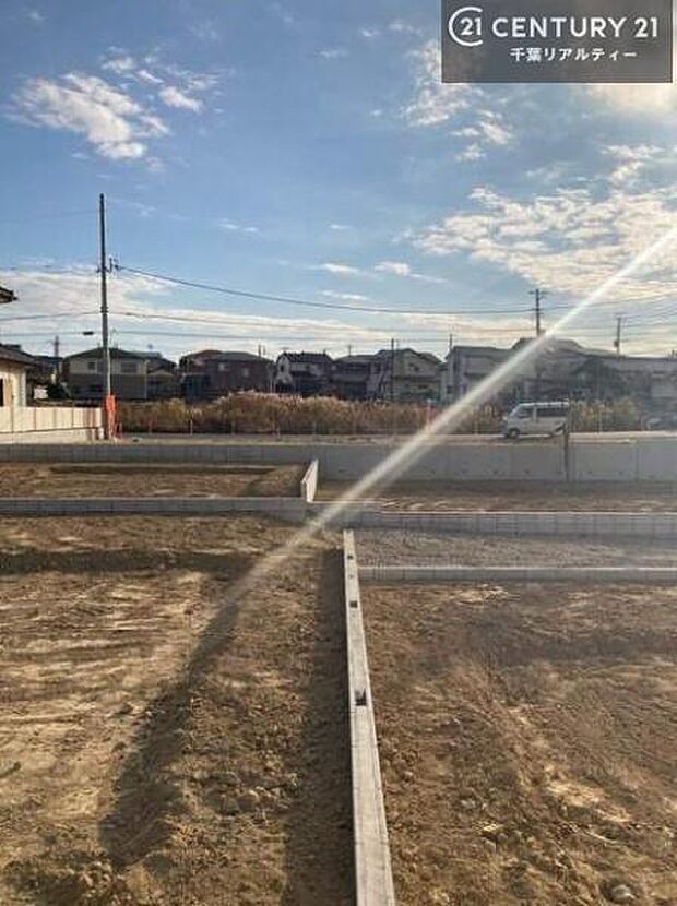 現在建築中。完成後は明るく開放的なリビングや最新設備のキッチンなど快適な空間が広がります。未完成だからこそ“新しい暮らし”への期待が高まる住まい。今しか見られない建築中の様子も必見です。