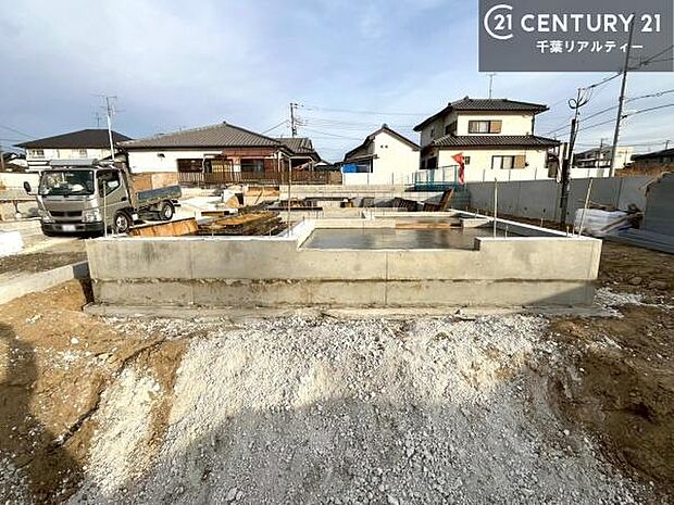 現在建築中。完成後は明るく開放的なリビングや最新設備のキッチンなど快適な空間が広がります。未完成だからこそ“新しい暮らし”への期待が高まる住まい。今しか見られない建築中の様子も必見です。