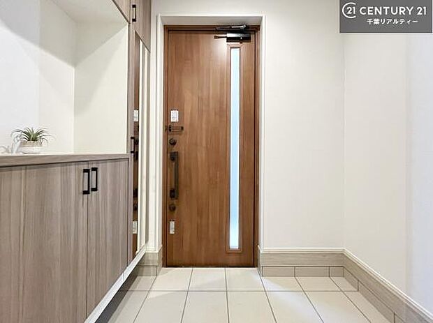 疲れて帰ってきても、ただいま！を言いたくなる、優しく迎え入れてくれる空間になっています。明るく温もり溢れる玄関です！（同仕様）