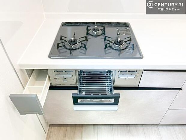 コンロは三口あるのでお料理の同時進行ができます。もちろんグリル付きです。調理スペースも広々している為作業がしやすい！使い勝手が良いシステムキッチンです！（同仕様）