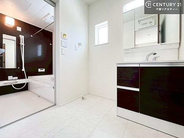 小窓付きの明るい洗面室です！湿気もすぐに入れ替えができて清潔に保つことができます！自然光が差し込むのでお化粧の仕上がりも良くなりますね！（同仕様）