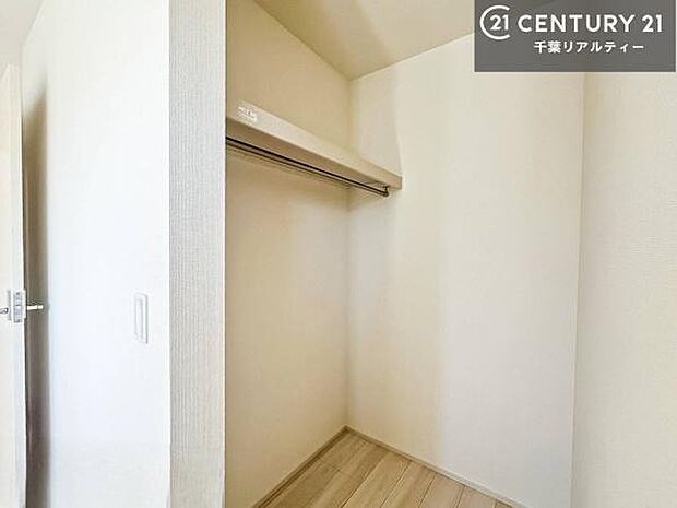 ウォークインクローゼット付きです。たくさんのお洋服などを収納しておけそうですね！他にも扇風機や加湿器など季節物の大きな家電も収納できます。(同仕様)