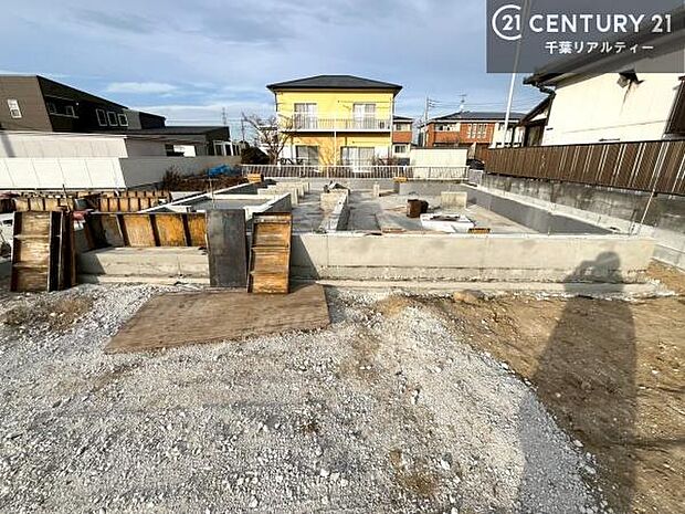 現在建築中。完成後は明るく開放的なリビングや最新設備のキッチンなど快適な空間が広がります。未完成だからこそ“新しい暮らし”への期待が高まる住まい。今しか見られない建築中の様子も必見です。