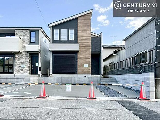 現在建築中。完成後は明るく開放的なリビングや最新設備のキッチンなど快適な空間が広がります。未完成だからこそ“新しい暮らし”への期待が高まる住まい。今しか見られない建築中の様子も必見です。