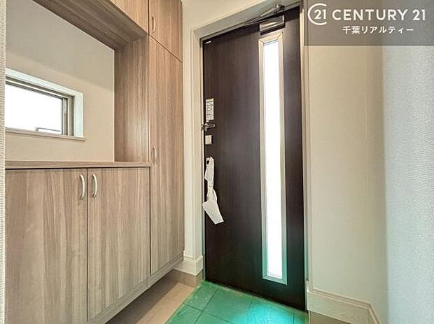 シューズボックス付きなので、玄関が片付きお掃除がしやすいです！スッキリした玄関で戸を開けた瞬間、清潔感のある心地いい空間が出迎えてくれます。