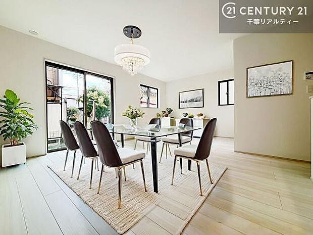 家具はCGパースです。大切な家族が集まるからこそLDKにはこだわりたい。子供たちが元気に笑いながら走り回っている姿を見た時が「広い家にして良かった」と思う瞬間です。