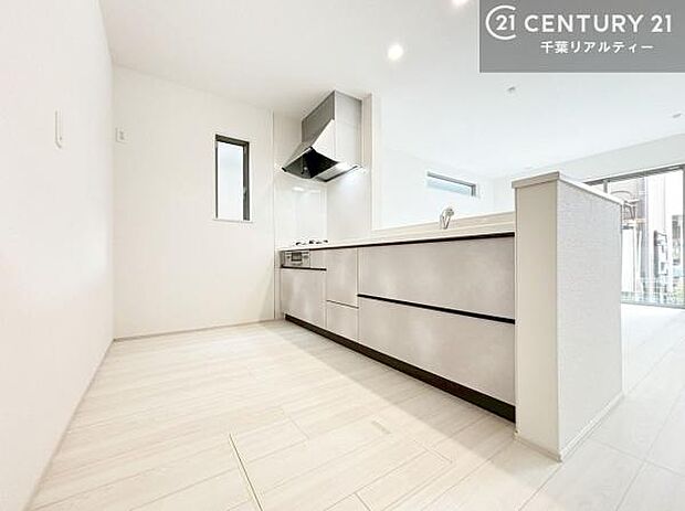 大人気の対面式システムキッチンを採用しています！ご家族のコミュニケーションが自然と増える設計です。お子様にも目が届くので嬉しいですね。広々使えて快適に作業が進みます。