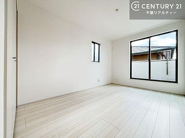 バルコニーに面している洋室です。明るく温もりがあり、換気もしっかりできます！朝起きて、外に出て背伸びをしつつ深呼吸をし良い朝を迎え入れることができます。