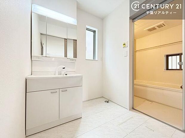 三面鏡仕様の洗面所は、身だしなみがしやすい造り！裏は収納になっています。ドライヤーやお化粧道具を片付けられるので洗面台周りをスッキリと見せることが出来ます！