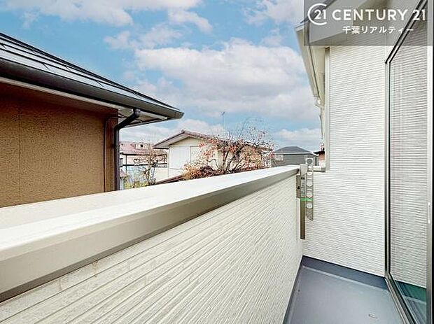 陽当たり良好なバルコニーです！晴れた日には青い空を見渡せる開放的な時間を楽しめます。