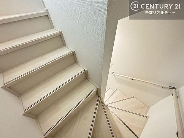 階段は明るく手摺りもついています。お子様やご年配の方も安心してご利用頂けますね。