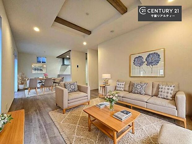 家具はCGパースです。開放感のある広々LDK！ソファーやダイニングテーブルを置いても窮屈にならないので快適に過ごせます！コミュニケーションが取りやすいリビングです！