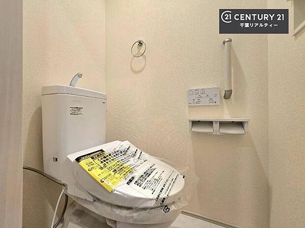 1・2階にトイレがございます！朝の忙しい時間帯も待たずにすみそうですね。白を基調とした清潔感のあるトイレでお手入れがしやすいです！