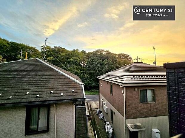 落ち着きある住宅街です！周囲には高い建物がなく、空が広く開放感があり、陽当たりを大きく遮られることもありません！気持ちの良い風が通り抜ける街並みです！