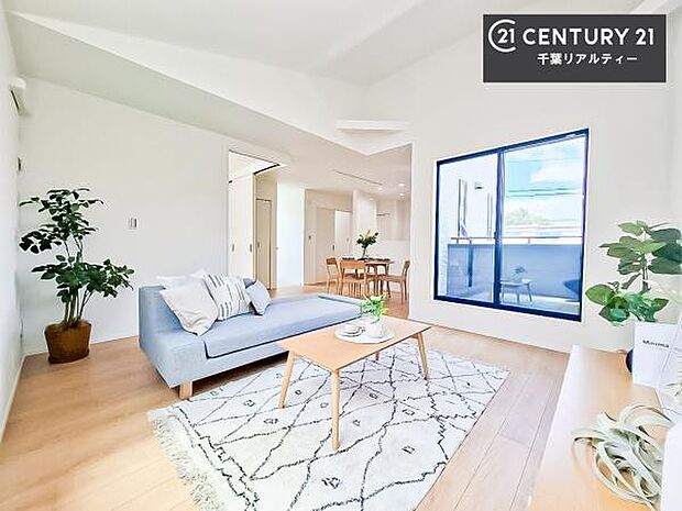 大きな窓からたっぷりの陽ざしが入る明るい2階リビング。開放感のあるリビングで家族団らんのくつろぎの時間を過ごせます。