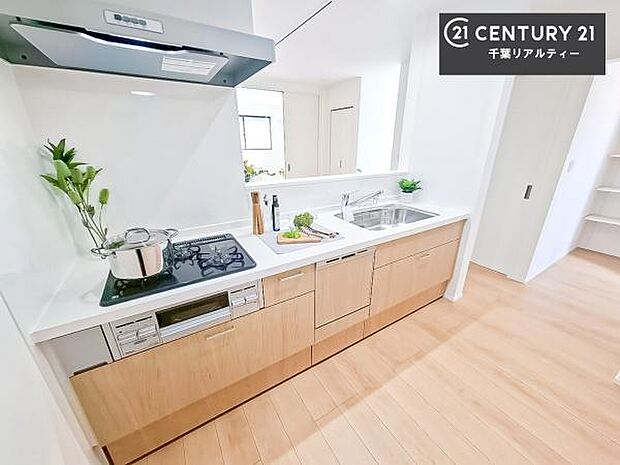 大人気の対面式システムキッチンを採用しています！ご家族のコミュニケーションが自然と増える設計です。お子様にも目が届くので嬉しいですね。収納力もあります！