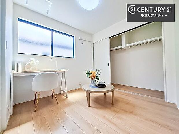 収納スペースがが付いているので、急な来客時でも散らかったおもちゃをサッと片づけられて大変便利です！壁面も広々しているので、勉強机やベッドの置き場に困りません！