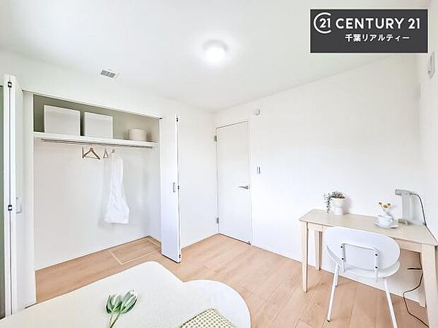 収納スペースがが付いているので、急な来客時でも散らかったおもちゃをサッと片づけられて大変便利です！壁面も広々しているので、勉強机やベッドの置き場に困りません！