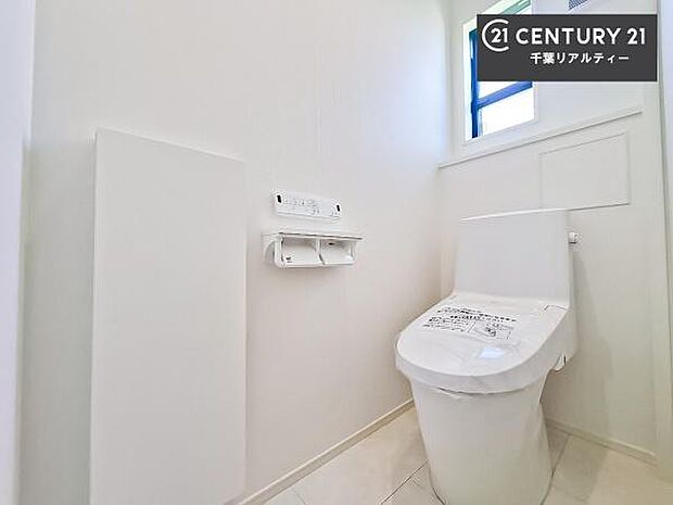 1・2階にトイレがございます！朝の忙しい時間帯も待たずにすみそうですね。白を基調とした清潔感のあるトイレでお手入れがしやすいです！