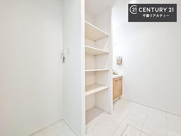 洗面所には、収納スペースあり！タオルや洗剤のストックの収納に便利！洗面台周りがスッキリと片付きます！