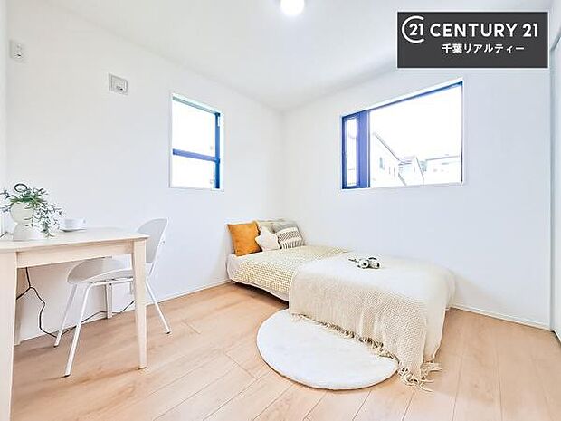 2面採光を確保した明るい室内は、風通しも良く、明るく大変居心地の良い空間となっております。リラックスして過ごせる心地の良いお部屋です！朝の目覚めがスッキリしますね！