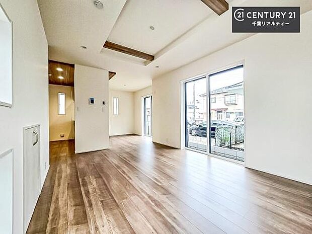 大きな窓からたっぷりの陽ざしが入る明るいリビング。開放感のあるリビングで家族団らんのくつろぎの時間を過ごせます。