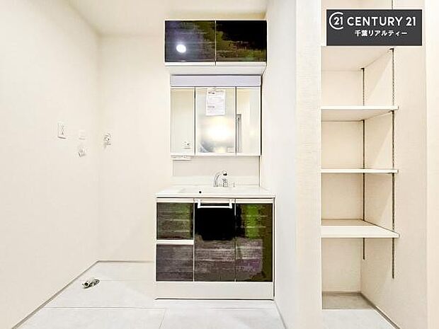 三面鏡仕様の洗面所は、身だしなみがしやすい造り！裏は収納になっています。ドライヤーやお化粧道具を片付けられるので洗面台周りをスッキリと見せることが出来ます！