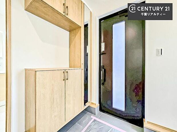 シューズボックス付きなので、玄関が片付きお掃除がしやすいです！スッキリした玄関で戸を開けた瞬間、清潔感のある心地いい空間が出迎えてくれます。