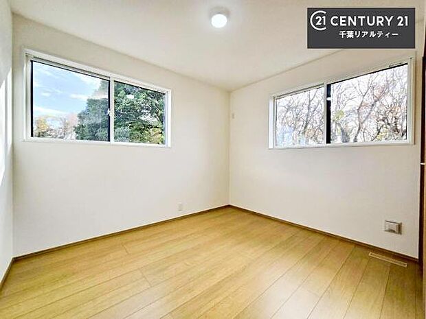 洋室は子供部屋や寝室、色々と用途多彩に利用できますね。収納力もたっぷりなので、広々気持ちよく過ごすことができます。