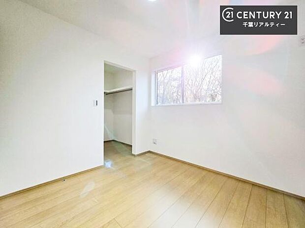 収納スペースを完備しており、衣類やおもちゃ、学用品などをすっきり整理できます。お部屋を広く使えるため、快適で整った住空間を実現します。