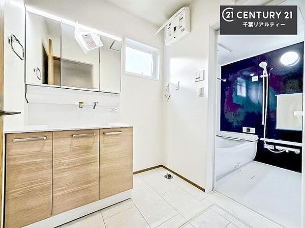 三面鏡仕様の洗面所は、身だしなみがしやすい造り！裏は収納になっています。ドライヤーやお化粧道具を片付けられるので洗面台周りをスッキリと見せることが出来ます！