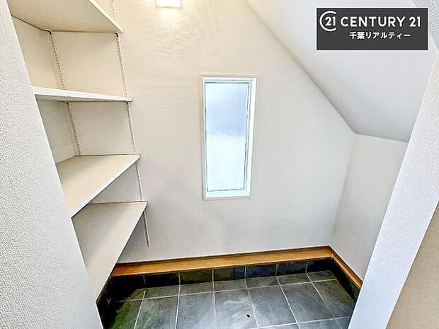 SIC（シューズインクローゼット）を備え、靴だけでなくアウトドア用品・季節物・ベビーカーなどもまとめて収納可能。玄関周りがいつでもスッキリ整います。