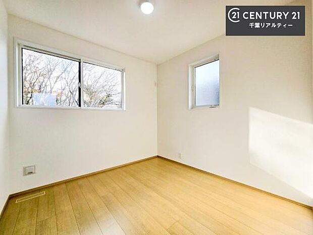 2面採光を確保した明るい室内は、風通しも良く、明るく大変居心地の良い空間となっております。リラックスして過ごせる心地の良いお部屋です！朝の目覚めがスッキリしますね！