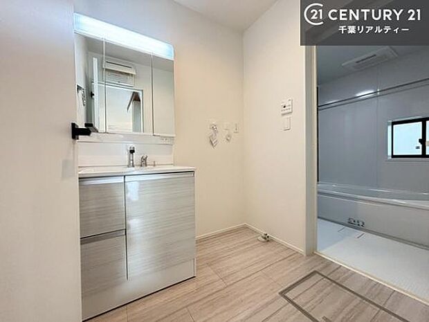 三面鏡仕様の洗面所は、身だしなみがしやすい造り！裏は収納になっています。ドライヤーやお化粧道具を片付けられるので洗面台周りをスッキリと見せることが出来ます！