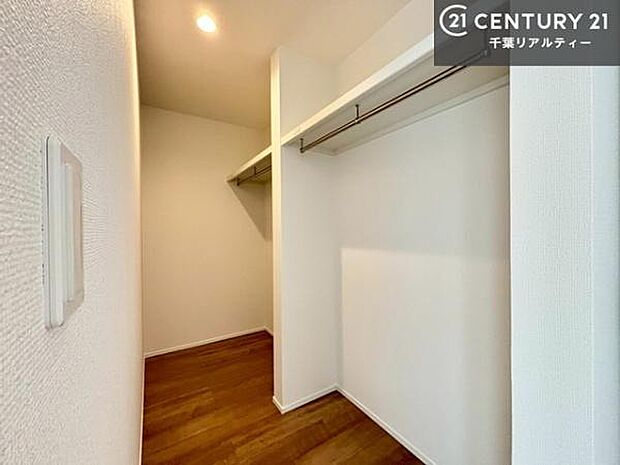 ウォークインクローゼット付きです。たくさんのお洋服などを収納しておけそうですね！他にも扇風機や加湿器など季節物の大きな家電も収納できます。