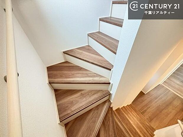 階段は明るく手摺りもついています。お子様やご年配の方も安心してご利用頂けますね。