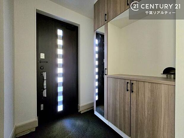 シューズボックス付きなので、玄関が片付きお掃除がしやすいです！スッキリした玄関で戸を開けた瞬間、清潔感のある心地いい空間が出迎えてくれます。