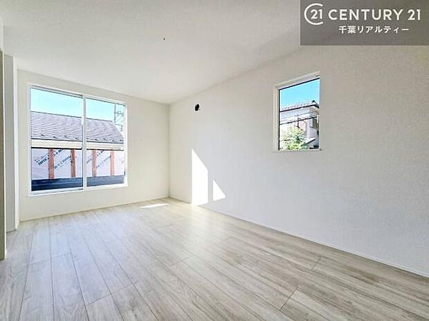 バルコニーに面している洋室です。明るく温もりがあり、換気もしっかりできます！朝起きて、外に出て背伸びをしつつ深呼吸をし良い朝を迎え入れることができます。