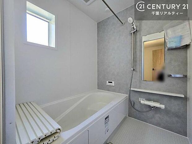 落ち着きある大人の雰囲気のバスルームは、味が出ていてバスタイムが充実！お仕事頑張っているご褒美にお好みの匂いの入浴剤を入れて、楽しんでみてはいかがでしょうか？