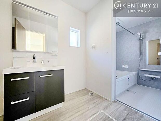 身なりを整える洗面所は、清潔感が大事です！水周りの清潔感のある雰囲気を演出！気持ちよくお使いいただけます。広々したスペースも嬉しいですね！