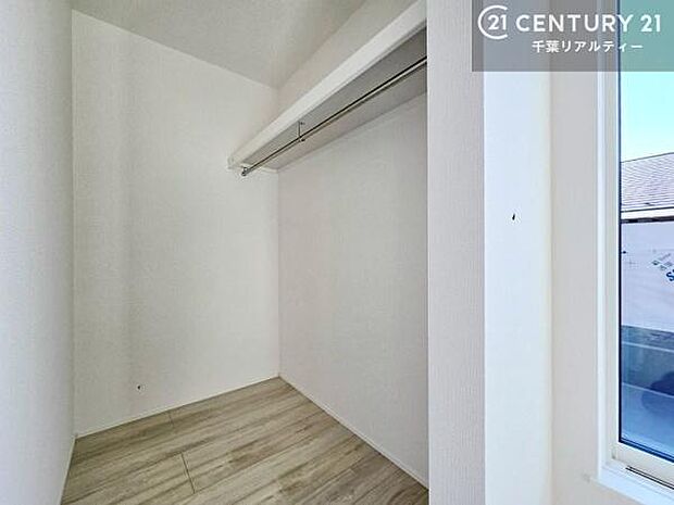 たっぷりの収納スペースで、暮らしがすっきり整う住まい。家族の荷物もきれいに片付き、毎日を快適に過ごせます。