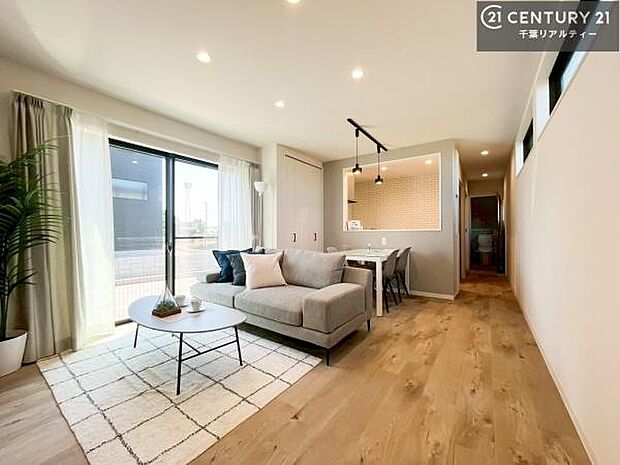 心地良いリビングは家族が自然と集まります。家族団欒の時間が増えそうです。ご家族と、より一層充実した時間を過ごせそうですね。明るく開放的な空間です。