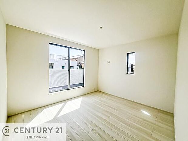 バルコニーに面している洋室です。明るく温もりがあり、換気もしっかりできます！朝起きて、外に出て背伸びをしつつ深呼吸をし良い朝を迎え入れることが出来そうですね！（同仕様）