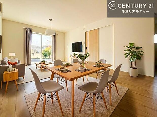 家具はCGパースです。心地良いリビングは家族が自然と集まります。家族団欒の時間が増えそうです。ご家族と、より一層充実した時間を過ごせそうですね。明るく開放的な空間です。