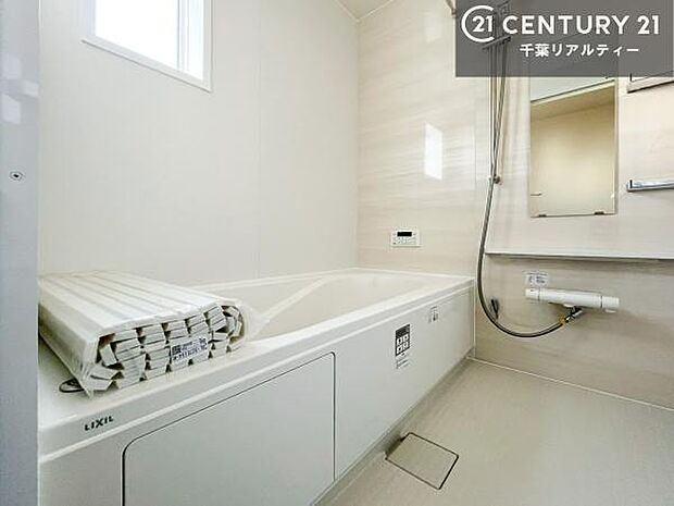 落ち着きある大人の雰囲気のバスルームは、味が出ていてバスタイムが充実！お仕事頑張っているご褒美にお好みの匂いの入浴剤を入れて、楽しんでみてはいかがでしょうか？