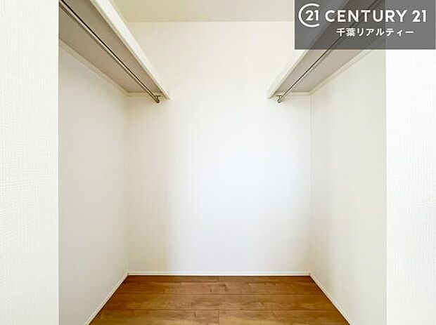 ウォークインクローゼット付きです。たくさんのお洋服などを収納しておけそうですね！他にも扇風機や加湿器など季節物の大きな家電も収納できます。