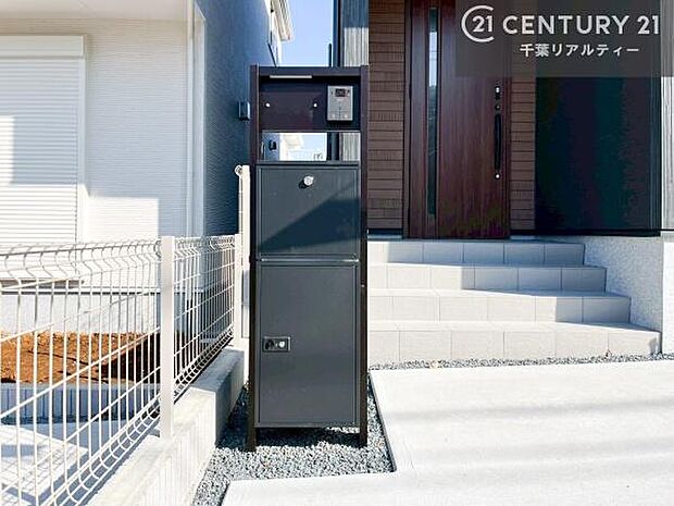 宅配ボックス付きなので留守が多いご家族も再配達の手間がなくお荷物を受け取れて便利です！