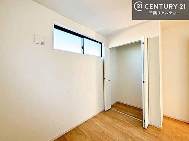 収納スペースが付いているので、急な来客時でも散らかったおもちゃをサッと片づけられて大変便利です！壁面も広々しているので、勉強机やベッドの置き場に困りません！