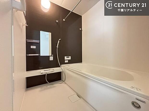 落ち着きある大人の雰囲気のバスルームは、シックなデザインでバスタイムが充実！お仕事頑張っているご褒美にお好みの匂いの入浴剤を入れて、楽しんでみてはいかがでしょうか？